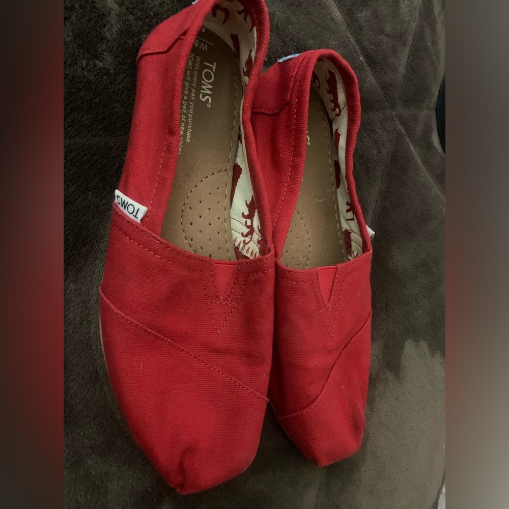 Red toms size 8